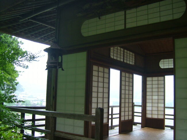 崖の上に建つ舞台造りの不老庵に入ってみます。