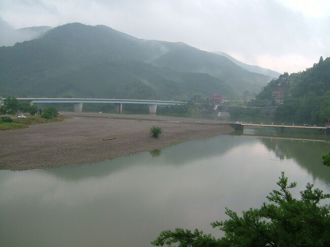 開け放たれた襖からは肱川（ひじかわ）を望むことができます。