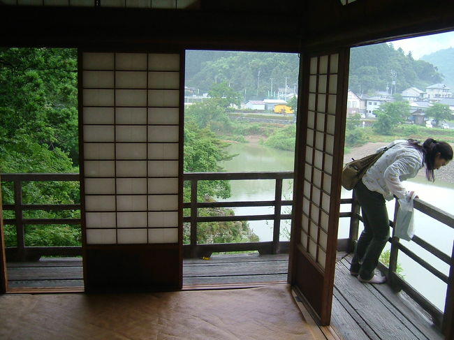 身を乗り出して下を覗くと、数本の柱だけで支えてあり少し恐怖を覚えます。