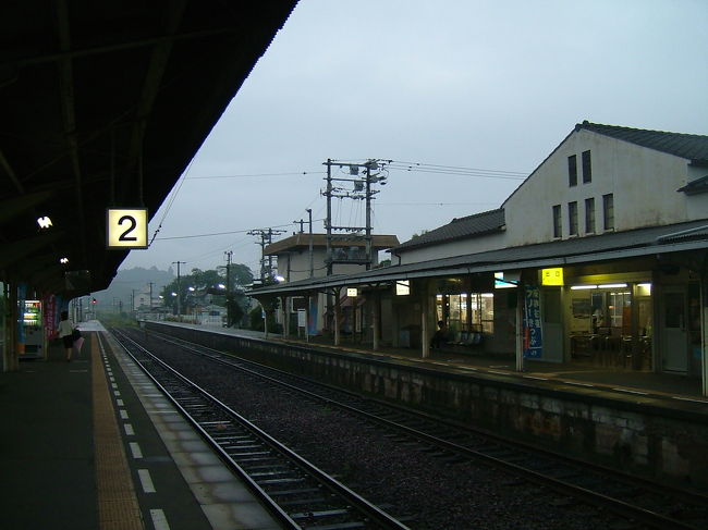 今日の宿泊地・松山に戻ります。往路の予讃線とは別の瀬戸内海沿いの路線に乗ります。