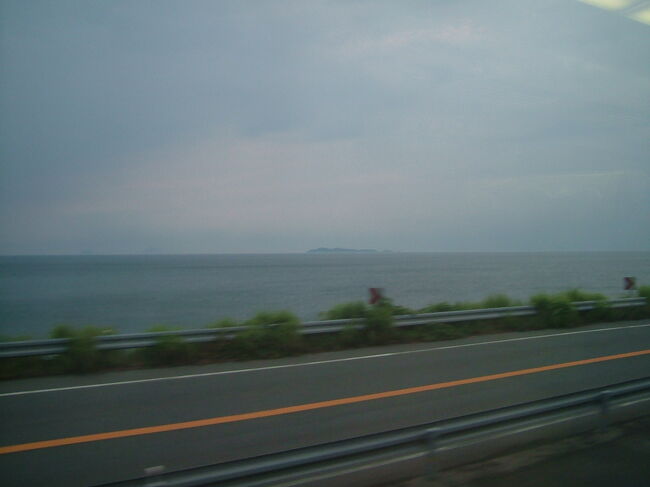 ここは夕焼けが綺麗な路線として有名なので日の入り時間に合わせたのですが、今日はあいにくの雨模様です。わずかに赤く染まる空を見るに留まりました。