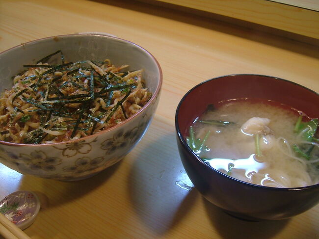 素朴ながら地元の食材を使った美味しい料理が出てきます。女将さんとは愛媛の観光についてイロイロ情報をもらいました。<br />またこの大雨については、「この２ヶ月ほとんど雨が降らなくてねぇ、恵みの雨なのよ～。なんか雨を連れてきてくれたみたいね。感謝！」<br /><br />いえいえ愛媛県のためなら雨でも雪でも連れてきますよ(^-^;