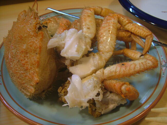 最後にはご主人が「そうだ、これ食べてって。800円は安いて」と言って、カニを1パイ出してくれました。小ぶりながらも身が詰まっていて黙々と食べます。「おー兄さん食べ方上手やなぁ」<br /><br />こんな会話が楽しめるのも一人旅の醍醐味ですね(^-^)