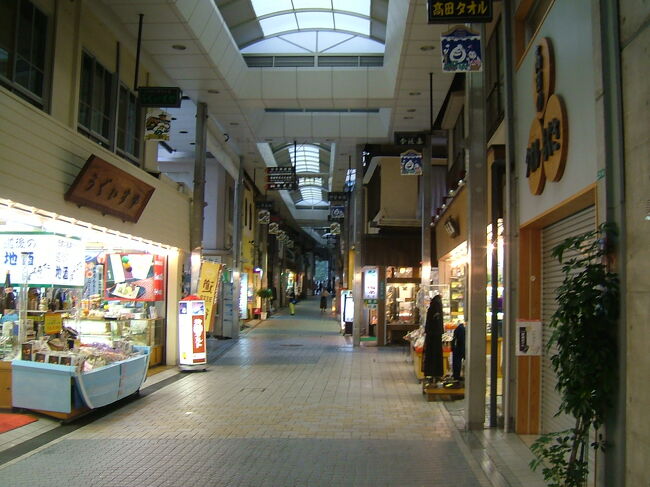 温泉に入るために来ました。案内看板に従ってアーケード商店街を歩きます。雨はさらに強くなり屋根をバタバタと強く叩きます。