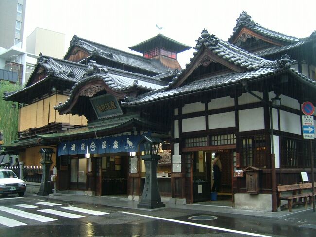 商店街を抜けると、そこだけ時代を遡ったような道後温泉本館がイキナリ現れました。