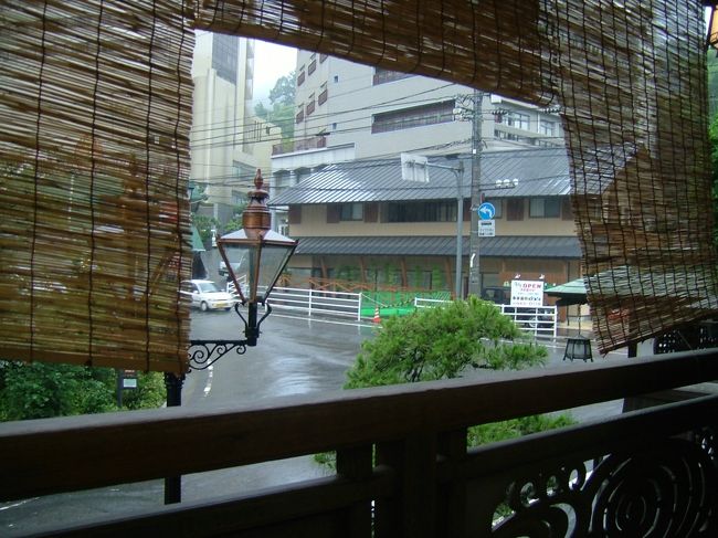 それでも言われたとおり服を脱ぎます。するとちょうど入ってきた若い女性客がこっちを見て、「えっ！何この人、こんなところで脱いでる！！」みたいな顔されてしまいました。そりゃそうなりますって(^-^;