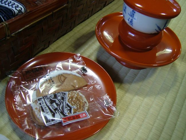 するとお茶とお菓子が出されました。