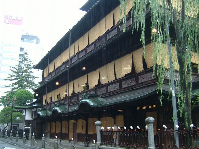 風情があります。しかし周りには近代的なホテルや商店が並び、この建物だけがポツンと存在しています。まるで札幌の時計台のようです(^-^;