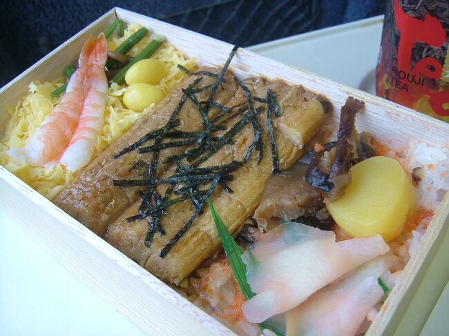 車内では駅で買った穴子寿司弁当をいただきます。