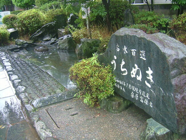 ここ西条は水の街で、至る所から「うちぬき」と言われる美味しい水が湧き出しています。それらを飲み歩いてみます。