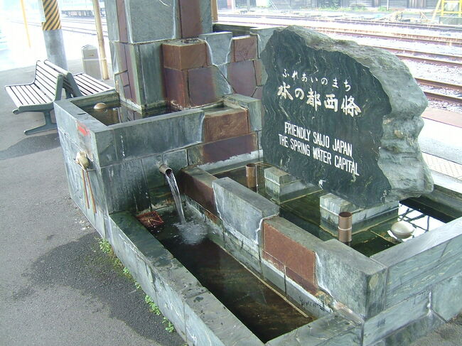 駅のホームにまで水が湧いていました。<br /><br />