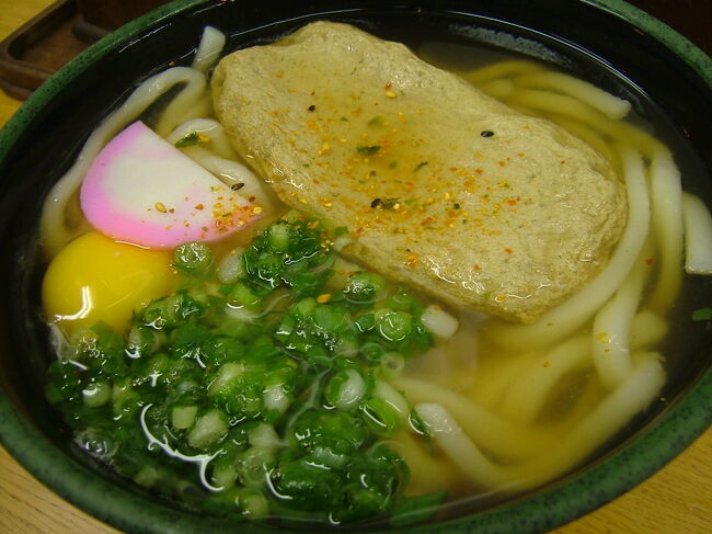松山の名物・じゃこ天が入ったうどんを食べます。