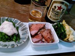 16：50
そして、もう一軒【やいちゃん】で、やっぱり定番三種盛りと赤星（サッポロラガー）+デュワーズ・ハイボール。
待ちきれなくて、開店前にあけてもらっちゃいました(笑
このお店。アットホームな感じで好きなんですよねー