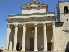 聖マリノ教会Basilica del Santo

19世紀、ネオ・クラシック様式
守護聖人マリノの聖遺物が納められている

途中、コリント柱が青空に映える、ギリシャ神殿風のファサードの教会が
入ってみたいけど、まずは城塞へ