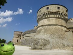 Citta di San Leo & Museo Civico della Fortezza　サン・レオ城砦

おぉ～～～！

「デューン　砂の惑星」
って映画は見てないから知らないけど、そんな感じ

宇宙人に連れてこられる先はきっとこんなところ。日陰ゼロ、石と砂だけ。なんかすごくＳＦチック。城の形もＳＦチック

現在の姿は15世紀、ウルビーノ公フェデリーコ・ダ・モンテフェルトロの命で建て直されたもので、360度の反撃が可能な大砲ができ、ルネッサンス時代には数多くの争いが繰り返された
1631年、城砦としての役目を終え、1788年に牢獄へ改装。1906年まで牢獄として使用されていた