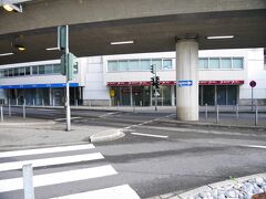 デュッセルドルフ空港の建物の迎えにある荷物預かり所に、スーツケースを預けます！