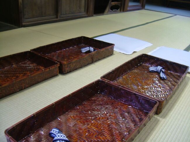 まず休憩所に通されます。<br /><br />スタッフの女性に、畳敷きの広間で白い座布団とモノ入れのあるところに案内されました。そして浴衣を手渡され「ここで服を脱いで、下着だけ着けて浴衣になってください」と言われます。えっ？だってここ休憩所でしょ？普通に女性客だっているし、ホントにここで脱ぐの？？(^-^;