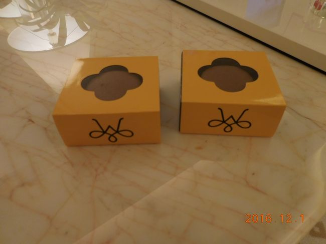 タ―ンダウンの時に、おやつをいただきました。<br />初日は、マカロンです。<br />今日は疲れたので、ホテルで食事をして、<br />就寝です。おやすみなさい。