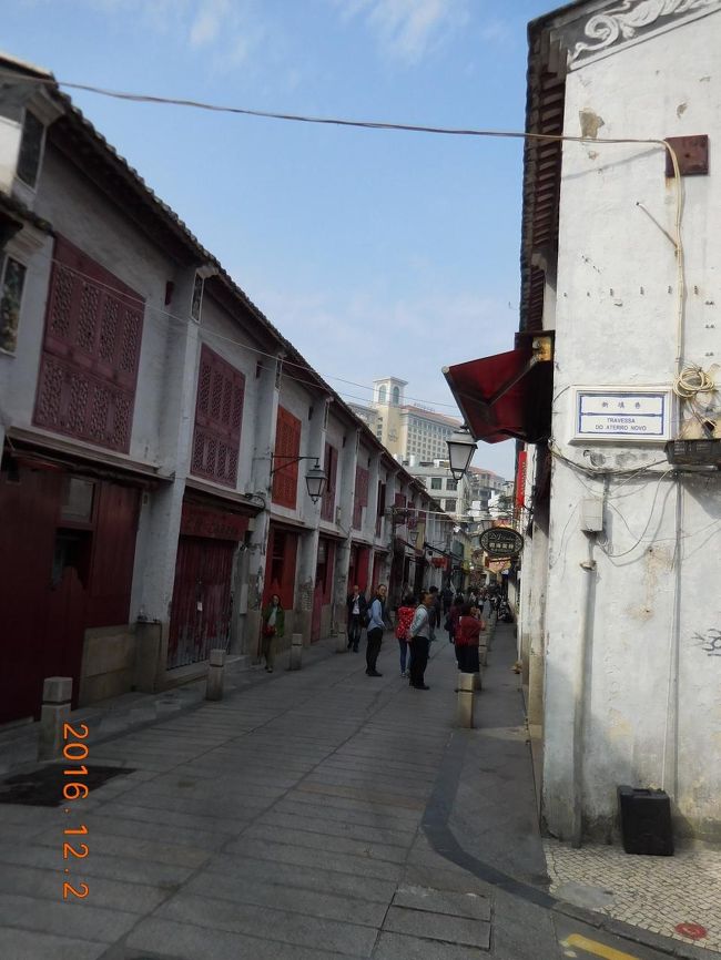 散策のためホテルからバスで街中へ<br />もっと真っ赤なイメージでしたが。。。<br />