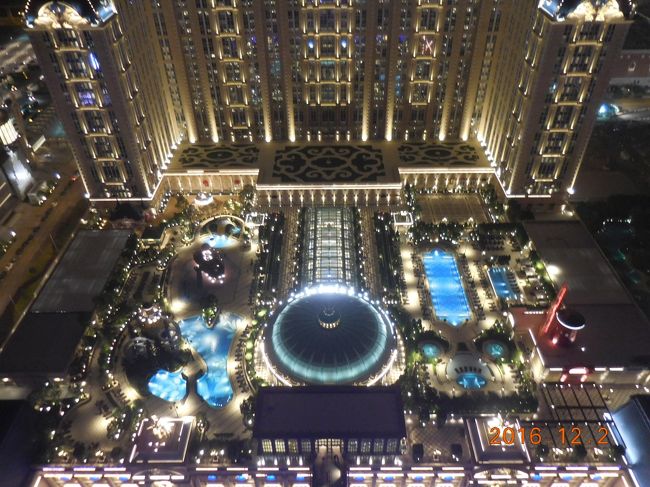 昇ってきました。<br />上から見下ろした、パリジャンホテルです<br />３６０度回れます。<br />外と同じなので、雨の日は注意