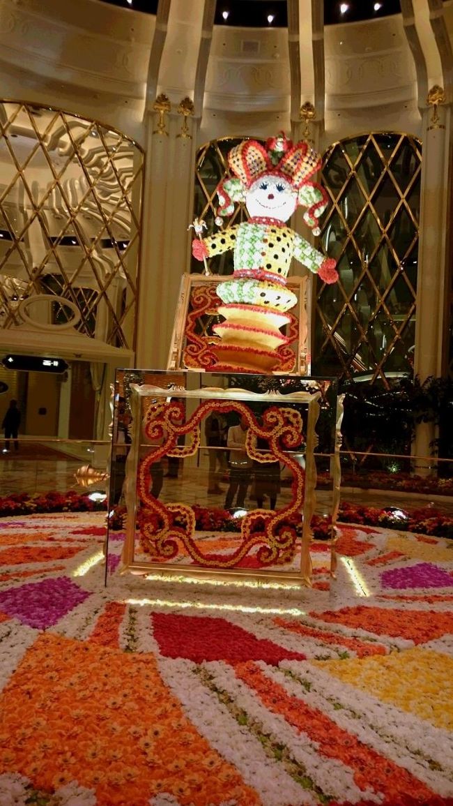 今回の宿泊は、ウインパレスです。<br />2箇所の入り口でチェックインできます。<br />館内がお花で飾られているのが、セールスポイントのようで、<br />入り口の目印？なのか３週間？ごとに変わるんだったかな・・・<br />ＨＰの回転木馬と観覧車見てみたかったですが・・・今回は・・・<br /><br />