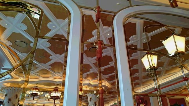 今回モーニング付のプランを選びました。<br />お店は鏡が上手に使われています。