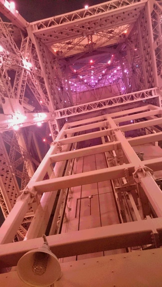 エッフェル塔グッズ売り場から、エスカレーターで上がって、<br />チケット買って、エレベーターで上ります。