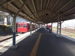 改札口を入ったところ。
この駅はスイッチバック駅で、いわゆる「頭端式」の構造。
右側から揖斐方面、左側から桑名方面の電車が出る。
