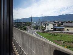 烏江駅の手前。揖斐川の支流を２つ一気に渡るため、この区間だけ高架になっている。