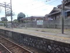 美濃津屋駅。駅のホームが自転車置場を兼ねていたりする。
