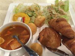 ヴィラフォンテーヌさんの朝食はサラダとスープとパン。
肉系がなくちょいと寂しいですが、パンがサクサクで美味しかったです。

前日の肉があったので、朝は野菜を多めにしました。
