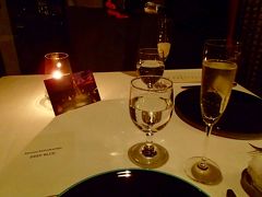 「ディープブルー」イタリアンのレストランで　コース料理を選びました。
なかなか人気があるそうで、楽しみにしていました。
まずは、シャンパンで乾杯～　料理とワインがペアになったコースで　
ソムリエさんにお任せで...