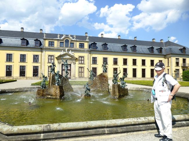 最後にGoldenes-Tor金色の門から会議や博物館用の大きな建物に向かう。<br /><br />そこの噴水もみて、博物館へ。<br /><br />写真はヘレンハウゼン王宮庭園