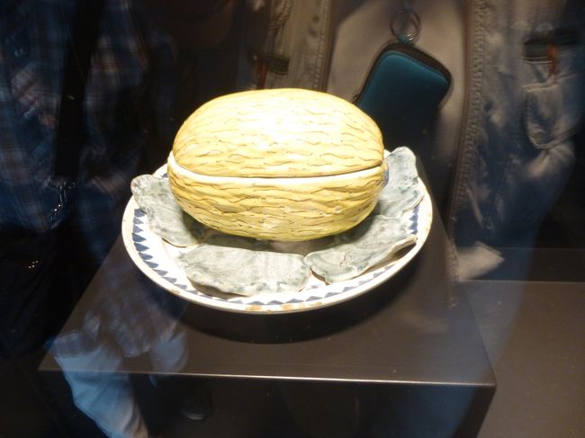 奇妙なことに、マリエンブルグ城でも、ハノーファーでもお互いの展覧会の事には言及していません。<br /><br />マリエンブルグ城を建設した最後のハノーファー王ゲオルク5世は1866年に起こった普墺戦争で、ハノーファー王国はオーストリア側に就き、ハノーファーはプロイセン軍に占領され、同年6月29日にハノーファー軍は降伏した。<br /><br />王と家族はオーストリアへ亡命し、ゲオルク5世は1878年に死去すると、英国ウィンザー城の礼拝堂に埋葬された。<br /><br />・・・ひょっとすると、こうした歴史がいまだに尾を引いているのかもしれない。<br /><br />結局、「グローサー・ガルテン」と博物館を見学しただけとなった。夕食は体調も整えて望みたいこともあり、この程度が丁度良かったようだ。<br /><br />写真はMuseum Schloss Herrenhausen離宮ヘレンハウゼン博物館