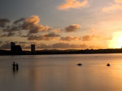 タモン海岸の夕日（第２日目）

午前中、ゴルフをしシャワ－を浴び４時に街へシャトルバスにて出発。
４０人以上乗れる大型バスに私一人。
運転手さんと片言の英語を話しながら（ヒヤリングは難しい）約４０分の旅。

下車は渋滞の為、定位置ではなく自分の降りたい所でお願いした。
通りを歩くが海岸はホテル内を抜けないと行けないのか。
今回５回目の来島ではあるが、ゴルフが主の為海岸を歩いた事がない。
よって、今回はリ－フホテルを利用して海岸へ出る。

