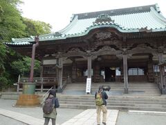 終点・湘南江ノ島駅からお散歩を始めます。腰越へ向かう途中で龍口寺（りゅうこうじ）に寄ります。