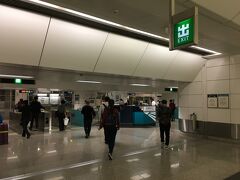 機場駅の次、青衣駅でMTR東涌線に乗り換え。
改札前のインフォメーションセンターで100HKDチャージして外へ。
