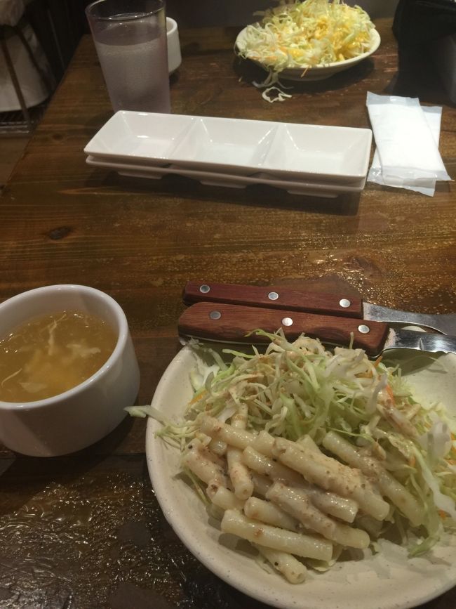 スープとサラダは食べ放題。<br />カウンターにあるので自由にとってオッケー。