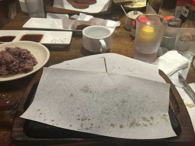 ステーキ登場♪<br />何故が白い紙が掛けられお肉がみ・え・な・い（笑） びっくり（笑）