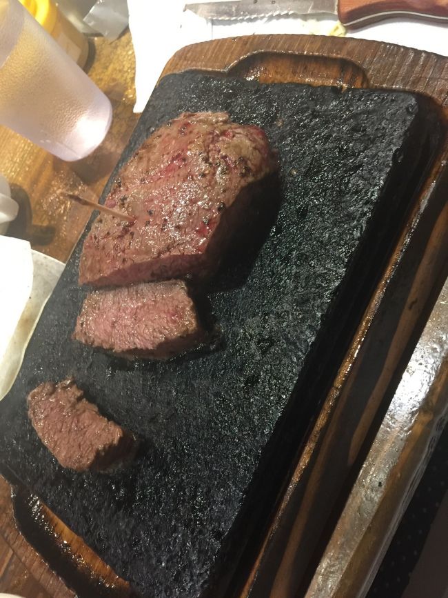 両面転がして焼いてみたり♪<br />いろんなソースがあるからいろんな味を楽しめて楽しかったです。<br /><br />沖縄では呑んだ〆はステーキだそうです。<br />沖縄に嫁に行った幼馴染より聞きました。<br />