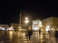 結構な人出のサントロンツォ広場。

