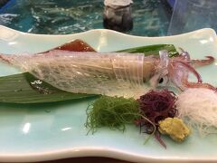 透き通ったイカが大好きです。
博多に来た時はいつもは居酒屋で食べますが
昼だったので確実に食べられる
老舗の河太郎
