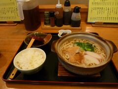 出町柳駅の近くの食堂で食べたきつねうどん定食。関西風のうどん、もう巻頭でもまずらしくはなくなったけど、うどんにご飯の定食は、関西風かな？