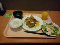 おはようございます。３日目朝です。今日も開店直後に朝食会場に向かいましたが、団体客さんの影響でしょうか満員御礼です。相席前提でテーブル席を案内されて何とか着席です。しかし、おじいちゃんそんなに盛って食べられないんじゃない？ってぐらい盛っちゃってます。