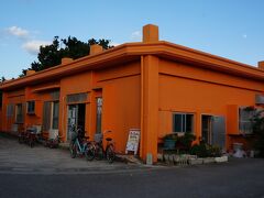 黒島に到着し、１時間程度の滞在時間なのでレンタルバイクを借りることに。
最初素通りしそうになちゃった。

「こんにちわー！」「・・・・・」
「すいませぇーん」「・・・・・」
「ごめんください」「・・・・・」

誰もいないし・・。裏に廻ってみると民家から掃除する音が聞こえる
「あのーっ！すいませーんっ！！！！」
何度か大声で叫んでみたものの反応なし。くじけそうになって他でチャリ借りようかと思ったけど、やっぱり時間がないので、何度もチャレンジする内にようやく親父さんに気づいてもられる。