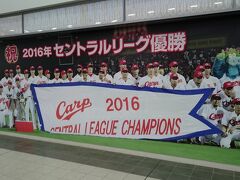 新幹線改札口へ向かう前に在来線コンコースで選手の集合写真です。