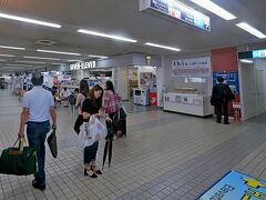 安い航空券だったので変更もできず，もしかしたらキャンセルになるかもしれない飛行機を待つ．なんとか今夜中は持つと思うが．（実際翌日は全面運休だった）台風16号だ！