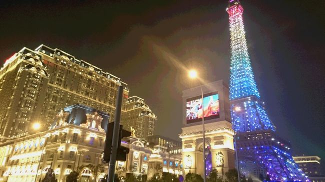 夜は、パリジャンホテルへ<br />ホテルから、近くまでバスが出てましたが、<br />帰りはそこで待てど暮らせど、バスが通りませんでした・・・<br /><br />帰りは違う場所から出発だったのか、ウインパレスのバスがいい加減だったのか・・・<br />歩いてもすぐだけど、相棒が足を痛めていたので、タクシーで帰りました。<br />皆さん、気をつけて！！