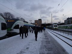 30分程でヘルシンキの中央駅に到着。

いやー、これは寒いぞ。
一応手持ちで一番厚手なコートを着てきましたが
これから先が不安になってきました。