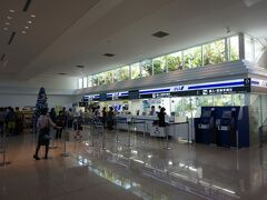 レンタカーを返却して、空港まで送迎してもらう。
手荷物を預けるのでカウンターに並ぶんだけど、優先チェックインカウンター無いのね。